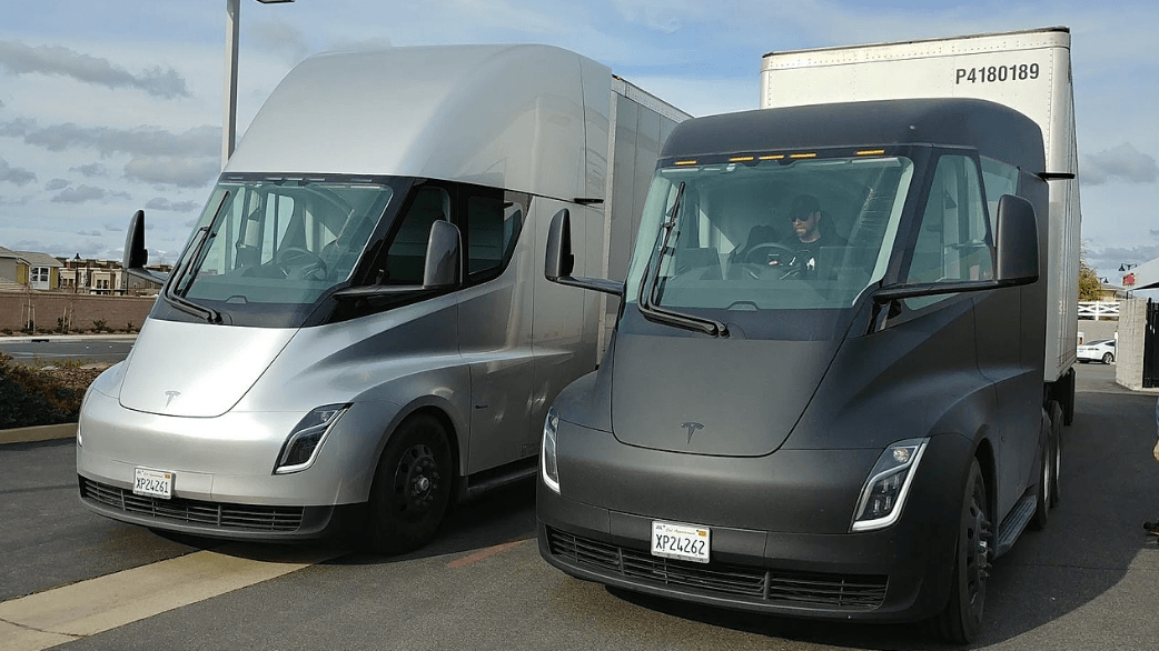 Caminhão Tesla Semi chega em dezembro (e já teve problema)