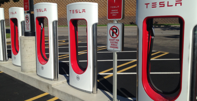 Tesla aumenta taxa de ociosidade do Supercharger