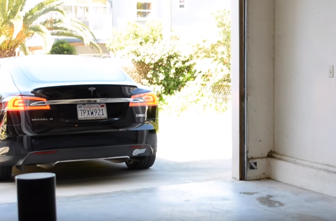 Carro da Tesla sai da garagem com comando do Amazon Echo