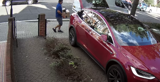Carro da Tesla Model S recebe entrega remotamente