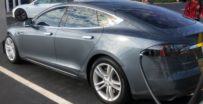 Tesla Model S carregando