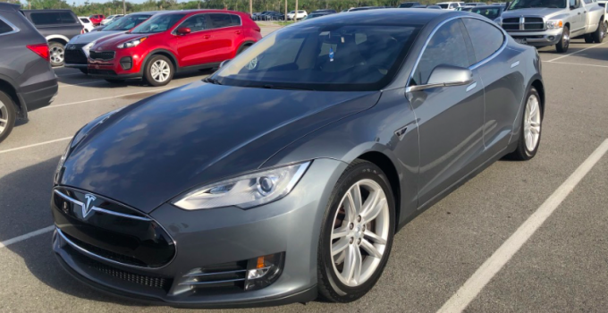 Tesla Model S surpreende em sua performance