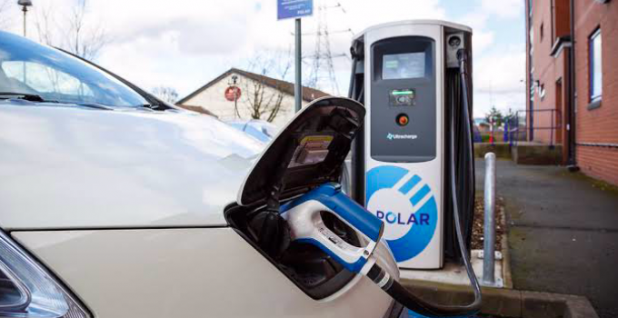 Como carregar Nissan Leaf