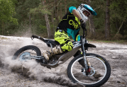 Moto de trilha elétrica da LMX Bikes é a mais leve do mundo